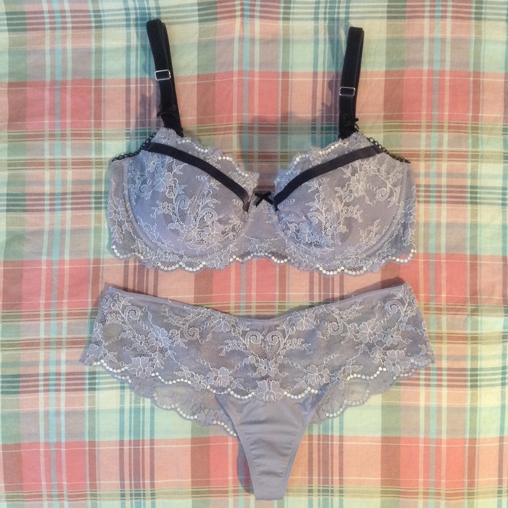 NWOT VS 34DD Lilac Bra & M Hipster Thong Set
